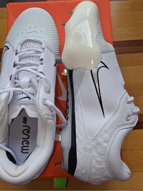 Nike White and Black Hyperdiamond 4 Elite Metal Softball Cleats Dipped Toe RHP